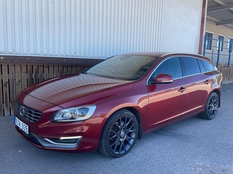 Röd Begagnad 2014 Volvo V60 Summum Kombi | 149 900 kr (Lite dyr) - Bild 1/4