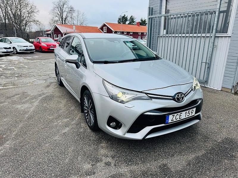 Begagnad Toyota Avensis Active 147 HK (108 kW) 2017 Silver Kombi