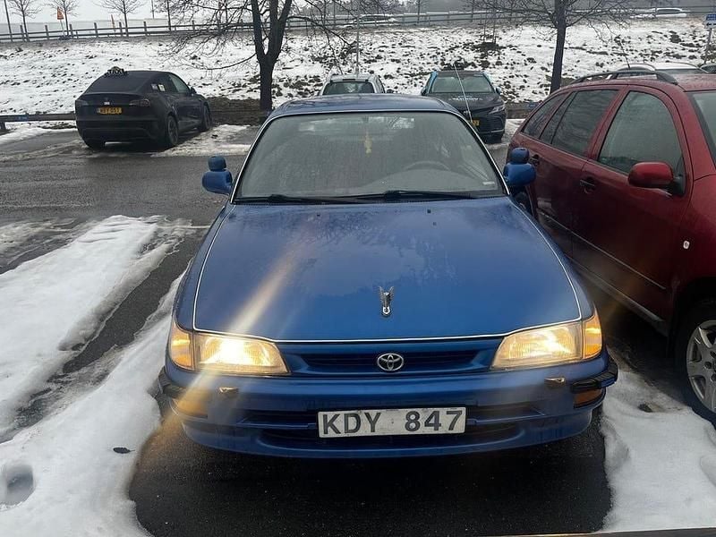 Blå Begagnad 1997 Toyota Corolla Halvkombi | 27 000 kr - Bild 1/4