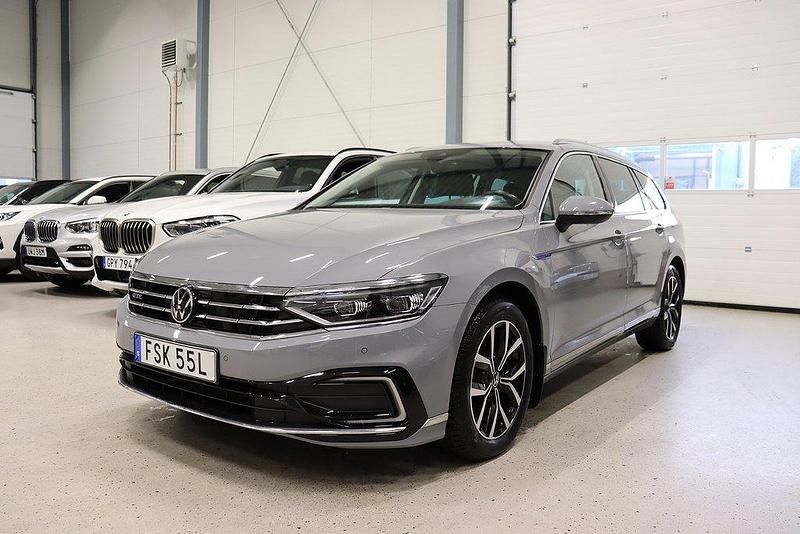Grå Begagnad 2023 VW Passat GTE Kombi | 374 900 kr (Marknadspris) - Bild 1/4