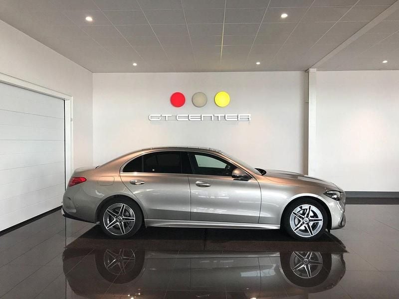 Silver Begagnad 2022 Mercedes C300e AMG line Sedan | 459 900 kr (Lite dyr) - Bild 1/4