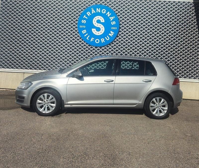 Silver (silvermetallic) Begagnad 2013 VW Golf VII Halvkombi | 115 000 kr (Marknadspris) - Bild 1/4