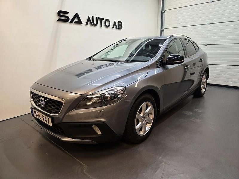 Grå Begagnad 2015 Volvo V40 CC Momentum Kombi | 144 500 kr (Marknadspris) - Bild 1/4