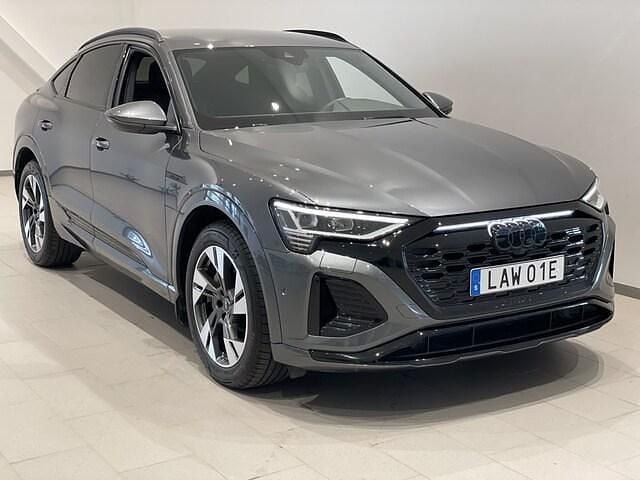 Daytonagrå pärleffekt Begagnad 2023 Audi Q8 Sportback e-tron S-Line SUV | 599 000 kr - Bild 1/4