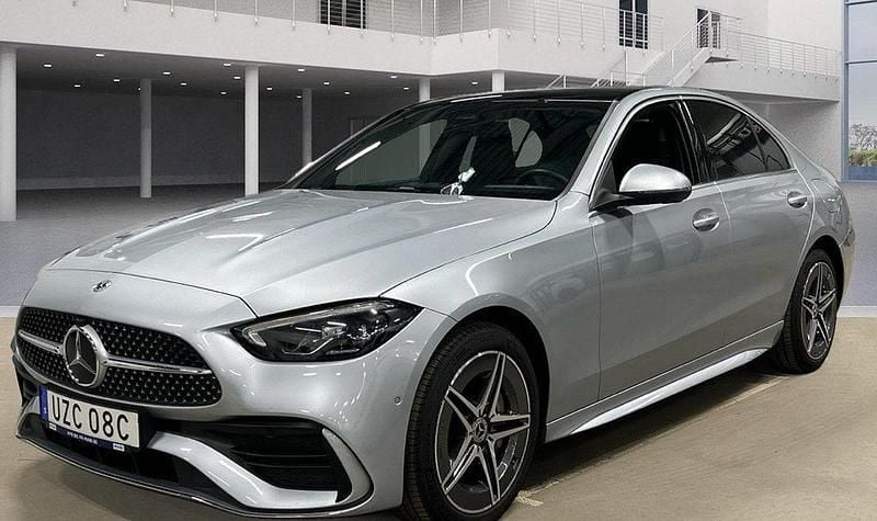 Silver Begagnad 2024 Mercedes C300e AMG Sedan | 549 000 kr (Marknadspris) - Bild 1/4