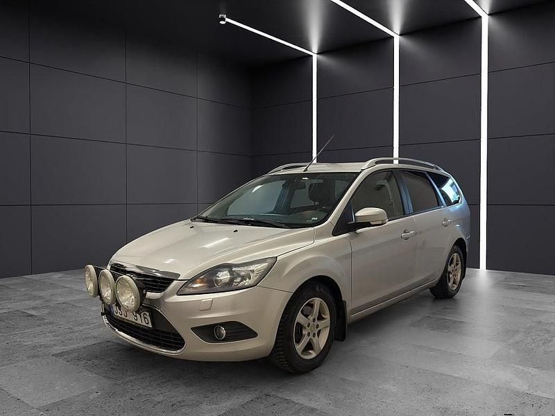 Grå Begagnad 2010 Ford Focus Titanium Kombi | 44 990 kr (Marknadspris) - Bild 1/4