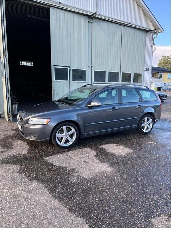 Grå Begagnad 2010 Volvo V50 Momentum Kombi | 59 000 kr (Marknadspris) - Bild 1/4