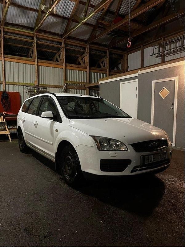 Vit Begagnad 2008 Ford Focus Kombi | 13 000 kr (Marknadspris) - Bild 1/4