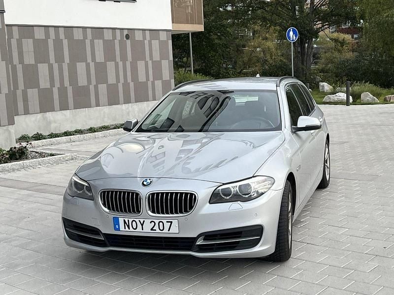 Silver Begagnad 2015 BMW 520 Kombi | 130 000 kr (Bra pris) - Bild 1/4