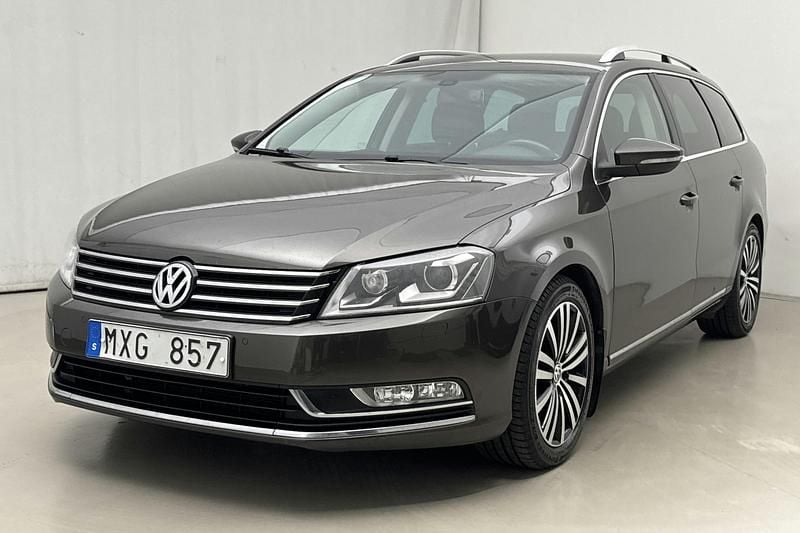 Mörkbrun Begagnad 2013 VW Passat GT Sedan | 104 000 kr (Marknadspris) - Bild 1/4