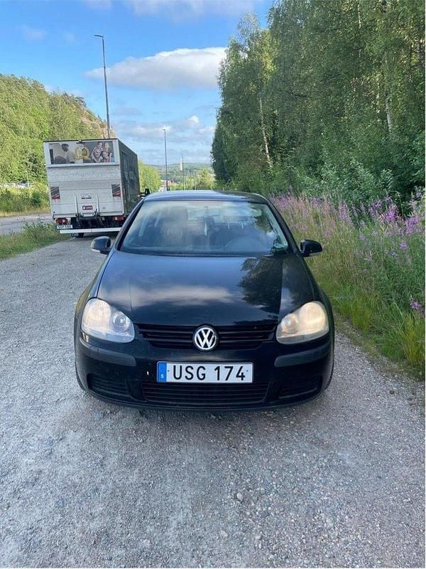 Svart Begagnad 2004 VW Golf IV Trendline Halvkombi | 9 000 kr (Superpris) - Bild 1/4
