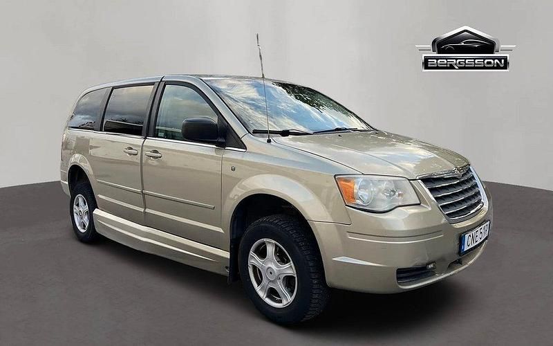 Ljusbrun Begagnad 2009 Chrysler Town & Country Van | 89 900 kr - Bild 1/4