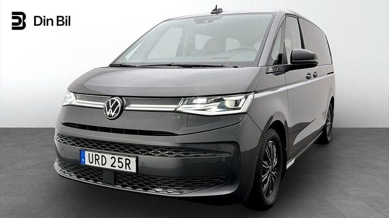 Grå Begagnad 2023 VW Multivan Style Minibuss | 669 900 kr - Bild 1/4