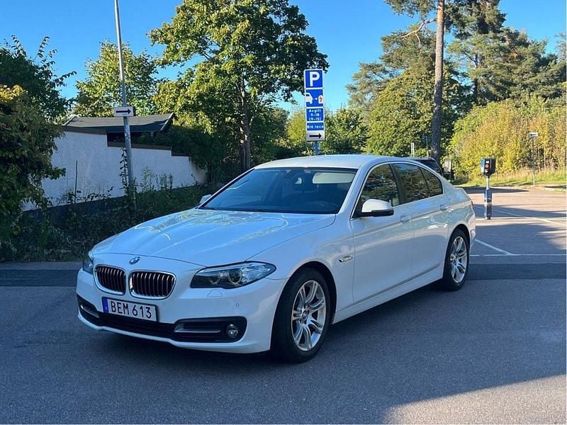 Vit Begagnad 2016 BMW 520 Sedan | 189 000 kr (Marknadspris) - Bild 1/4