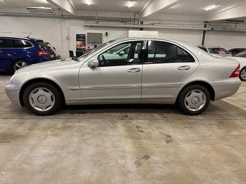 Ljusgrå Begagnad 2001 Mercedes C180 Elegance Sedan | 89 900 kr - Bild 1/4