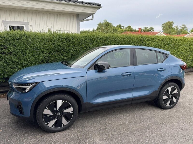 Blå Begagnad 2024 Volvo EC40 Plus SUV | 429 000 kr (Superpris) - Bild 1/4