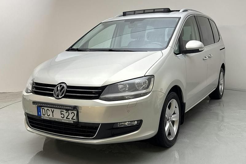 Silver Begagnad 2013 VW Sharan Minibuss | 102 000 kr (Marknadspris) - Bild 1/4