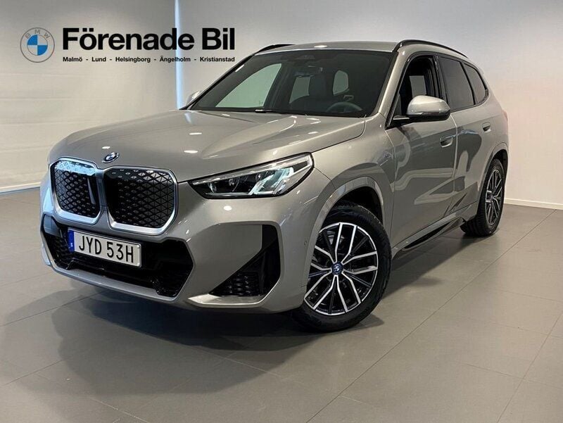 Grå Begagnad 2025 BMW iX1 M Sport SUV | 599 000 kr (Dyr) - Bild 1/4