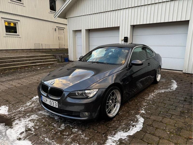 Grå Begagnad 2007 BMW 325 Sportkupé | 85 000 kr (Marknadspris) - Bild 1/4