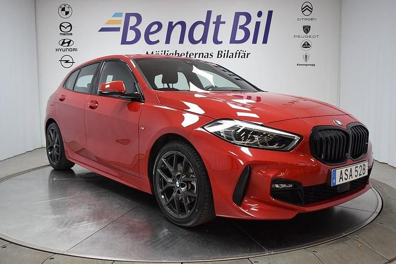 Melbourneröd Begagnad 2021 BMW 118 M Sport Halvkombi | 259 500 kr (Lite dyr) - Bild 1/3