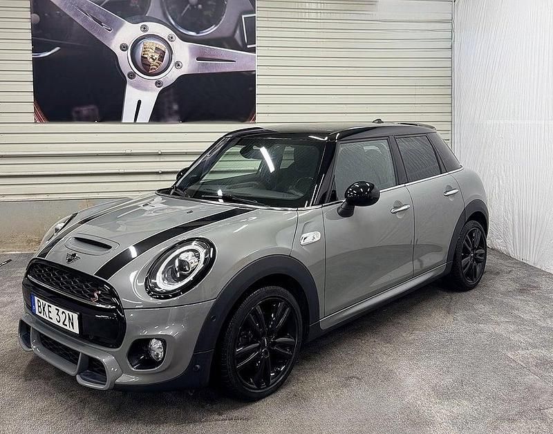Grå Begagnad 2019 Mini John Cooper Works Halvkombi | 234 500 kr (Dyr) - Bild 1/4