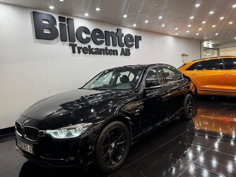 Svart Begagnad 2016 BMW 330 Sport Line Sedan | 179 900 kr (Marknadspris) - Bild 1/4