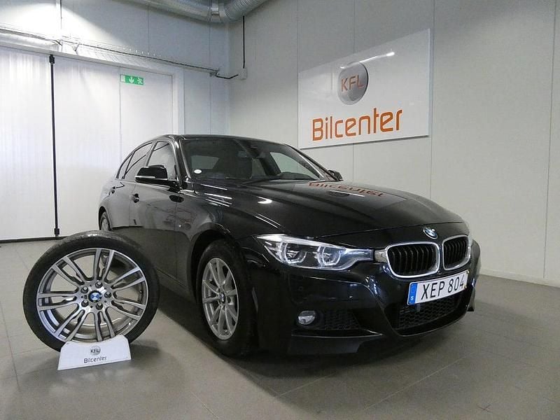 Svart Begagnad 2018 BMW 320 M Sport Sedan | 209 900 kr (Marknadspris) - Bild 1/3