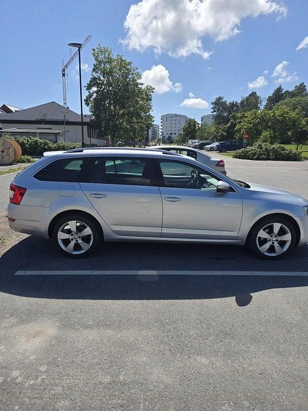 Silver Begagnad 2017 Skoda Octavia Style Kombi | 110 000 kr (Superpris) - Bild 1/4