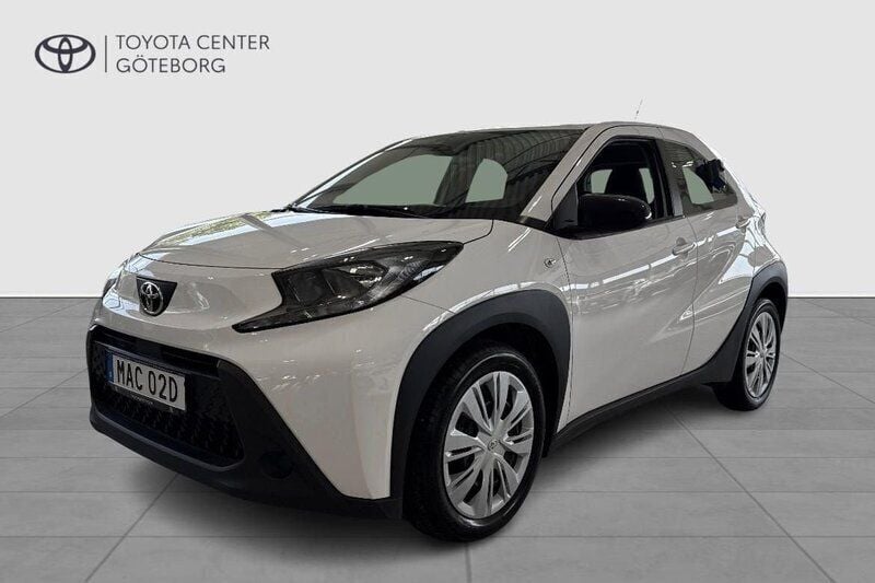 Vit Begagnad 2022 Toyota Aygo Play Halvkombi | 144 900 kr (Marknadspris) - Bild 1/3