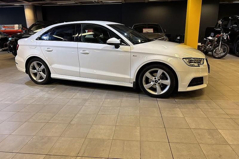 Begagnad Audi A3 S-Line 150 HK (110 kW) 2017 Vit Sedan