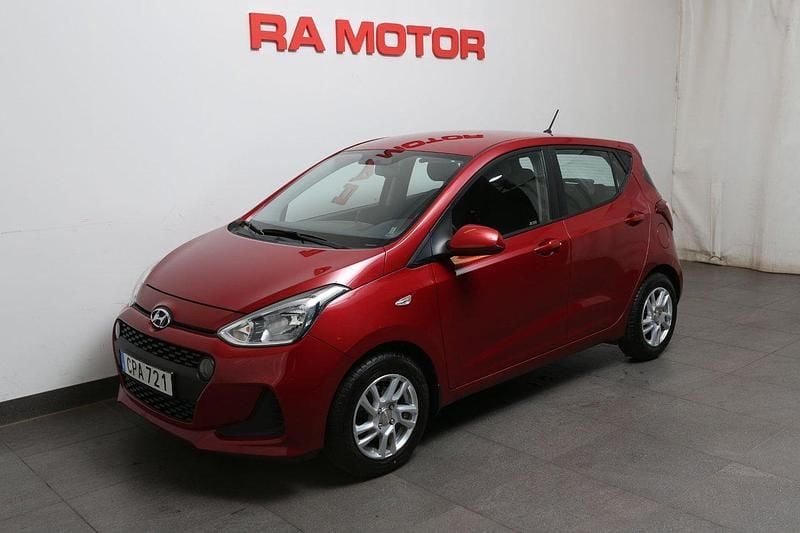 Röd Begagnad 2017 Hyundai i10 Comfort Halvkombi | 109 900 kr (Marknadspris) - Bild 1/3