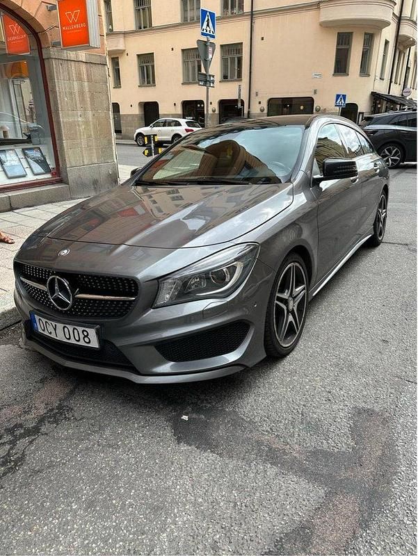 Grå Begagnad 2016 Mercedes CLA200 Shooting Brake AMG Kombi | 205 000 kr (Marknadspris) - Bild 1/4