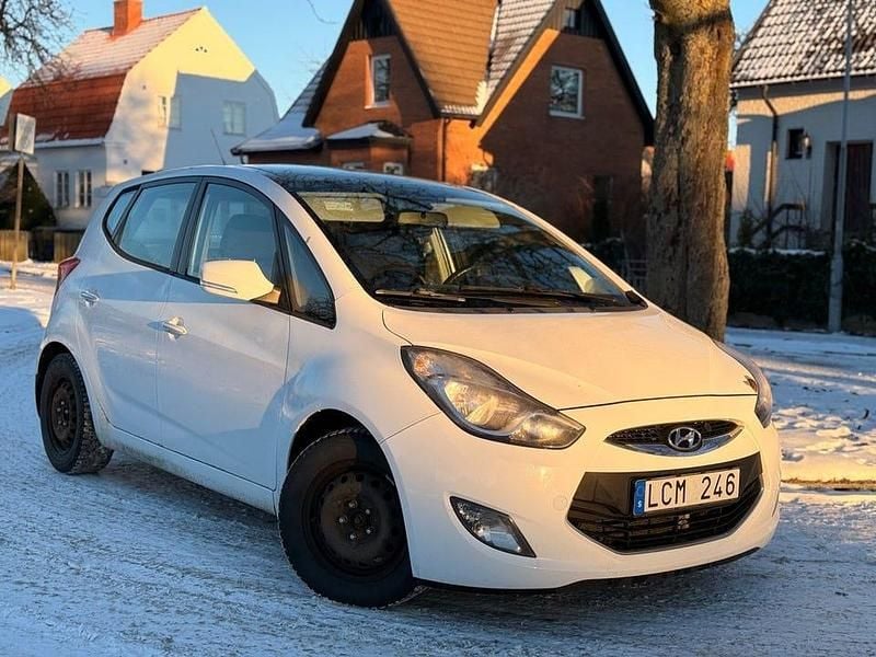 Vit Begagnad 2010 Hyundai ix20 Halvkombi | 35 000 kr (Marknadspris) - Bild 1/4