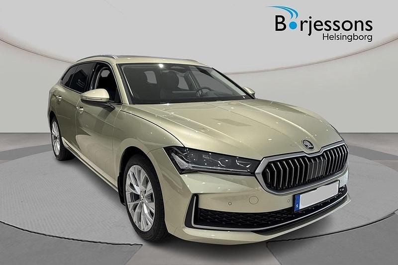 Begagnad Skoda Superb 2024 Gul Kombi
