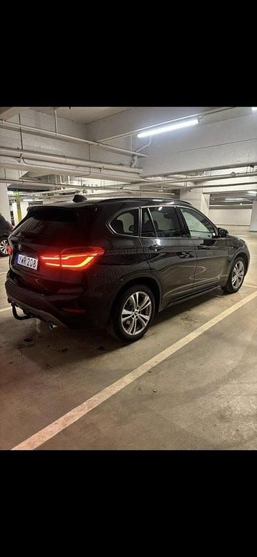Svart Begagnad 2019 BMW X1 Sport Line SUV | 239 500 kr (Marknadspris) - Bild 1/4