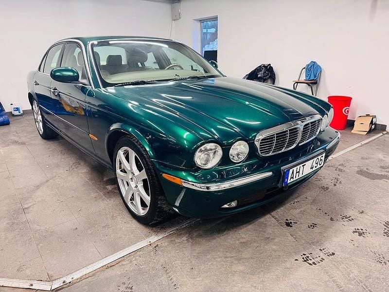 Grön Begagnad 2003 Jaguar XJ Sedan | 119 900 kr (Marknadspris) - Bild 1/4