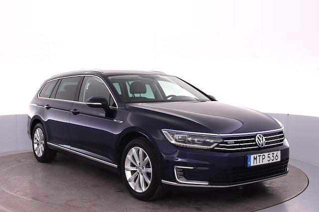Mörkblå Begagnad 2018 VW Passat GTE Kombi | 239 000 kr (Dyr) - Bild 1/4