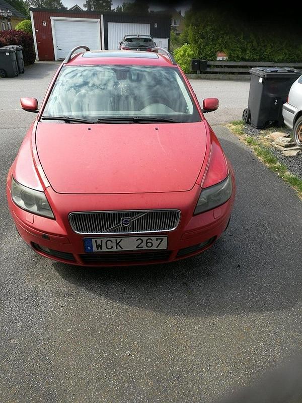 Röd Begagnad 2005 Volvo V50 Kinetic Kombi | 17 000 kr (Dyr) - Bild 1/4