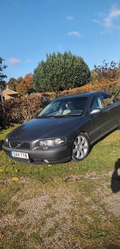 Grå Begagnad 2003 Volvo S60 Business Edition Sedan | 36 000 kr (Marknadspris) - Bild 1/4