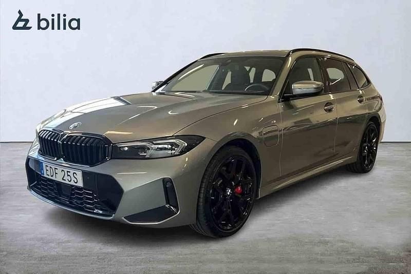 Grå Begagnad 2024 BMW 330e M Sport Kombi | 559 000 kr - Bild 1/1