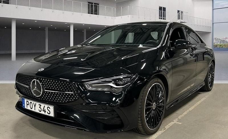 Svart Begagnad 2024 Mercedes CLA200 AMG Sportkupé | 399 000 kr (Lite dyr) - Bild 1/4