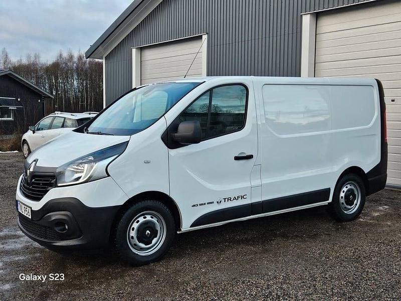 Vit Begagnad 2017 Renault Trafic Minibuss | 109 000 kr (Superpris) - Bild 1/4