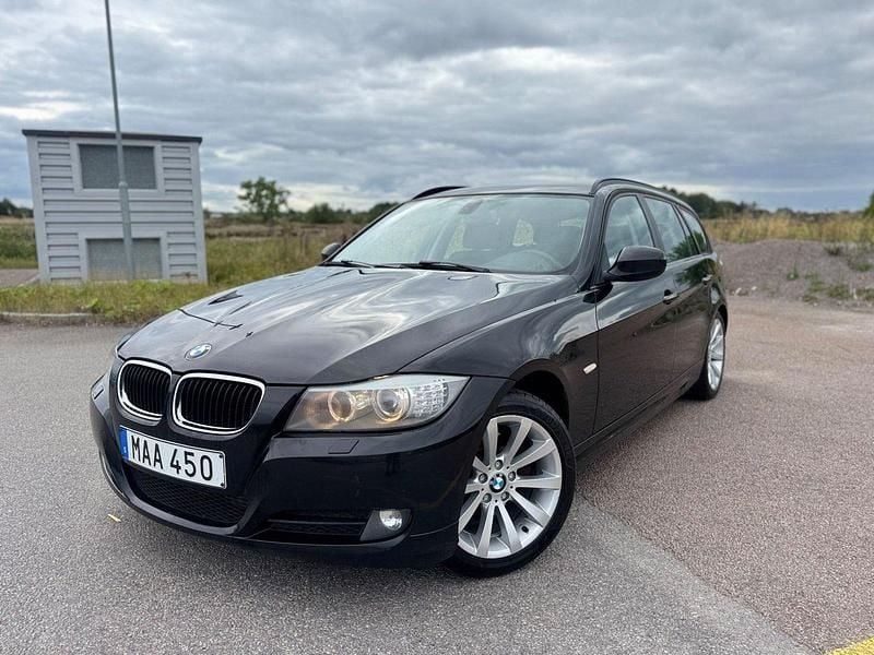 Svart Begagnad 2012 BMW 318 Kombi | 64 900 kr (Superpris) - Bild 1/4