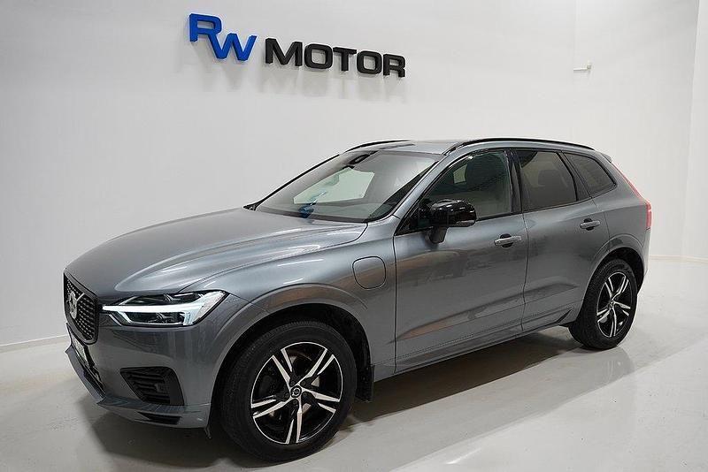 Grå Begagnad 2020 Volvo XC60 R-Design SUV | 398 600 kr (Marknadspris) - Bild 1/4