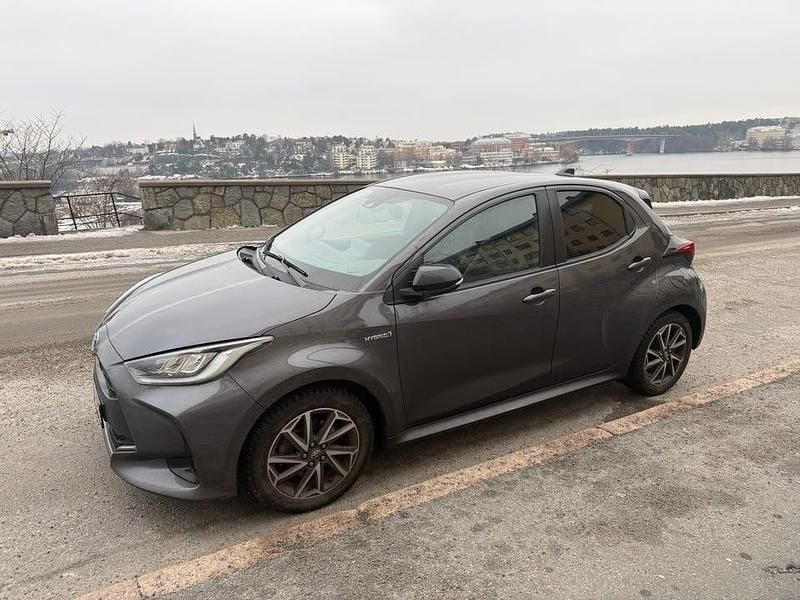 Gray me Begagnad 2021 Toyota Yaris Hybrid Style | 210 000 kr (Bra pris) - Bild 1/4