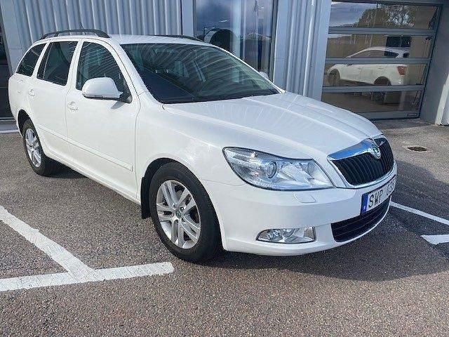 Vit Begagnad 2012 Skoda Octavia Elegance Kombi | 89 000 kr (Marknadspris) - Bild 1/3