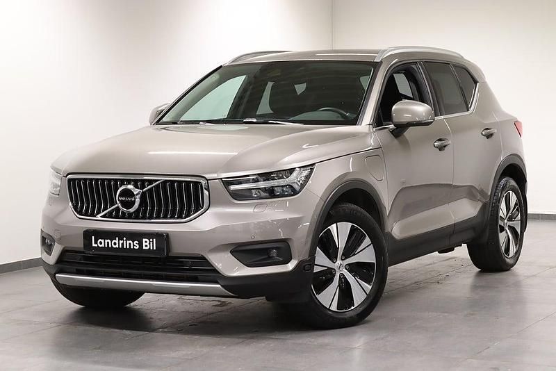Grå Begagnad 2022 Volvo XC40 Momentum SUV | 369 000 kr (Lite dyr) - Bild 1/4