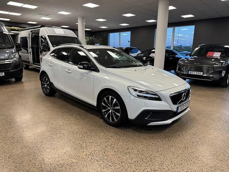 Vit Begagnad 2019 Volvo V40 Kinetic Halvkombi | 199 900 kr (Marknadspris) - Bild 1/4