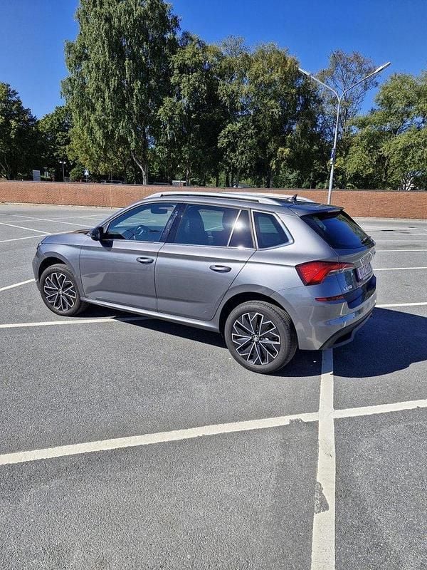 Grå Begagnad 2023 Skoda Kamiq Adventure SUV | 230 000 kr (Bra pris) - Bild 1/4