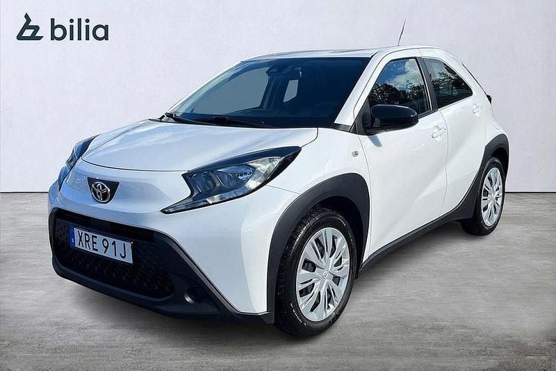 Vit Begagnad 2022 Toyota Aygo Play Halvkombi | 154 900 kr (Marknadspris) - Bild 1/3